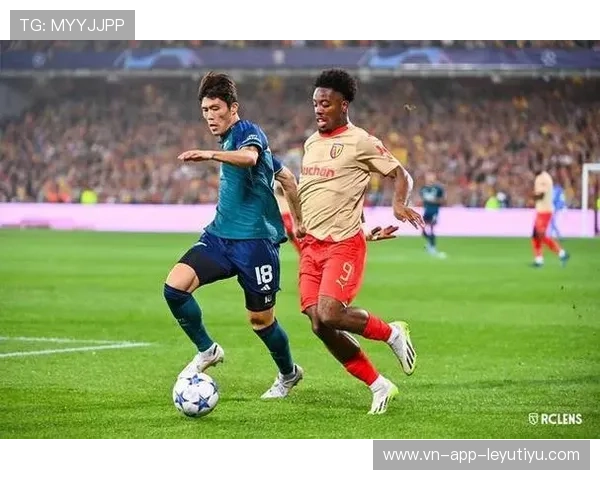 富安健洋右路倒三角回给中路形成射门