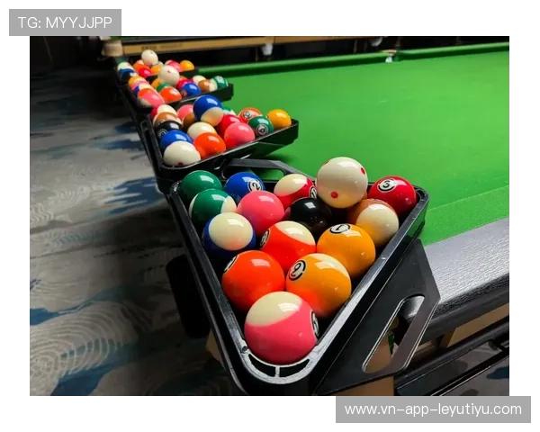 迷你台球比赛：全民娱乐新潮流，小型台球